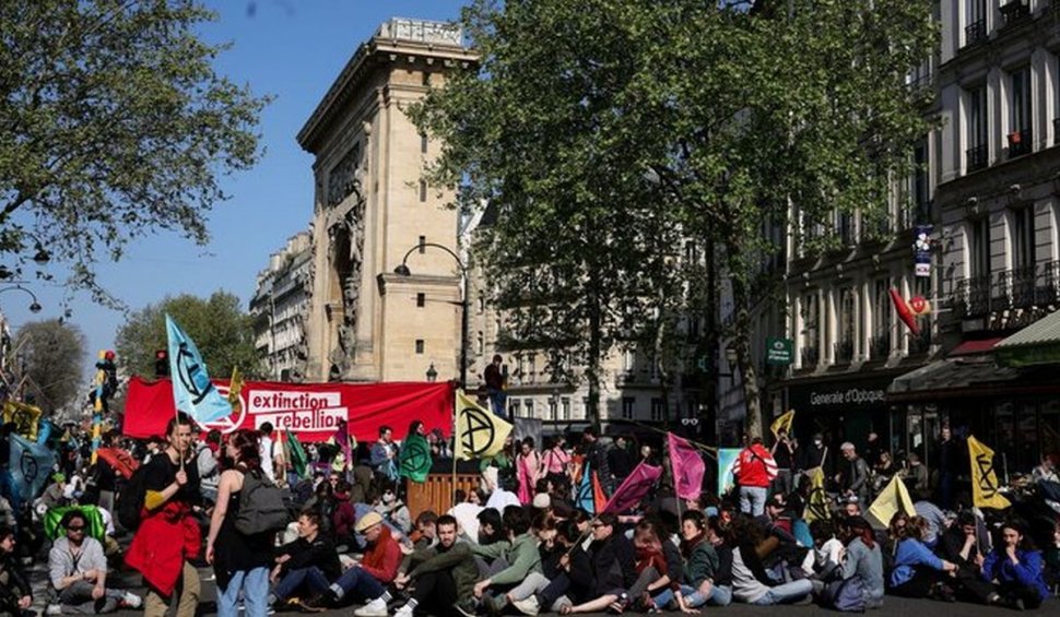 Ecologiștii au blocat marile bulevarde din Paris: "Această lume e pe moarte"  | Jandarmii au dat cu gaze lacrimogene la Rennes