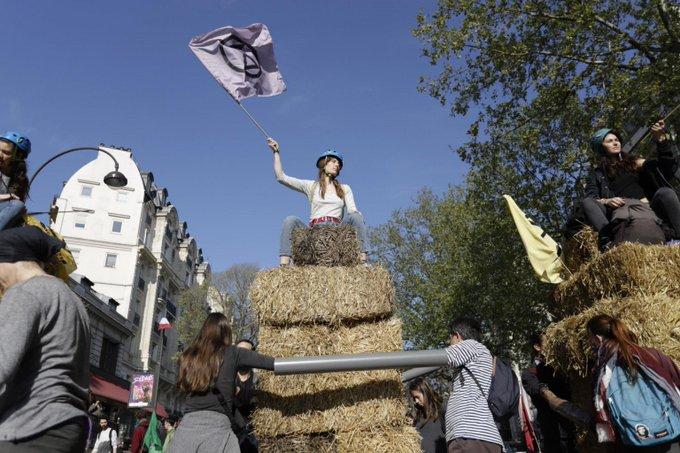 Ecologiștii au blocat marile bulevarde din Paris: "Această lume e pe moarte"  | Jandarmii au dat cu gaze lacrimogene la Rennes 762371