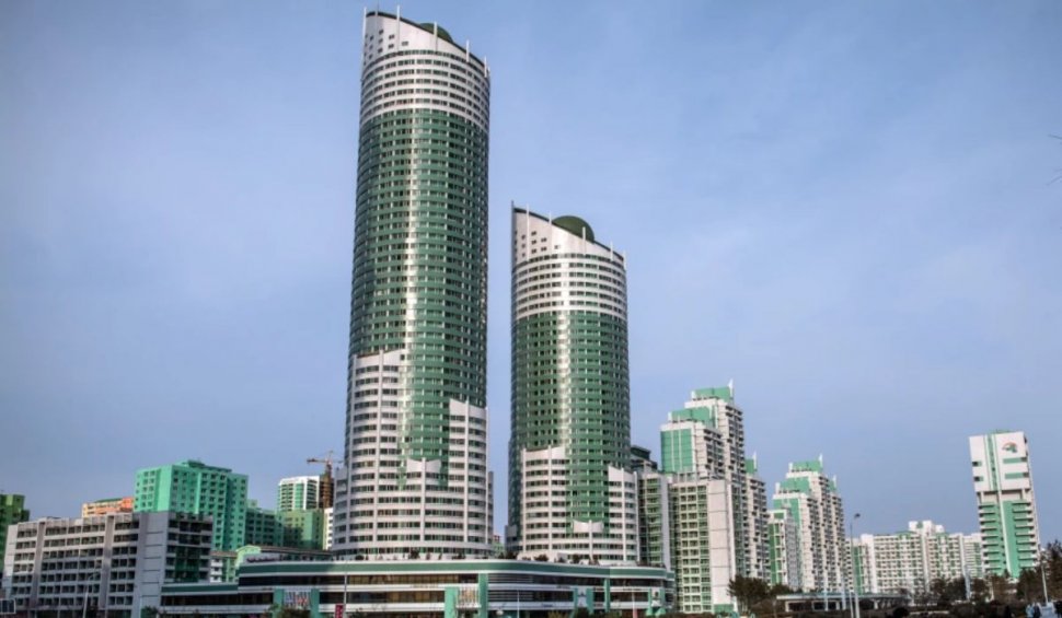 Săracii din Coreea de Nord au primit penthouse-uri de la stat, însă trebuie să urce pe scări zeci de etaje