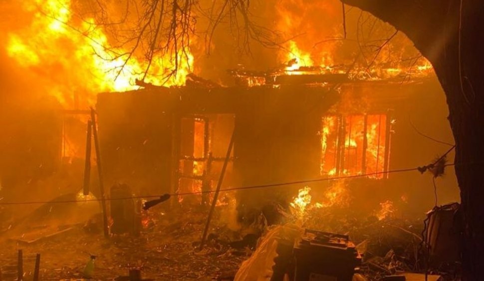 Doi fraţi au murit într-un incendiu devastator în Buhonca, Neamţ | Casa s-a prăbuşit după mai multe explozii