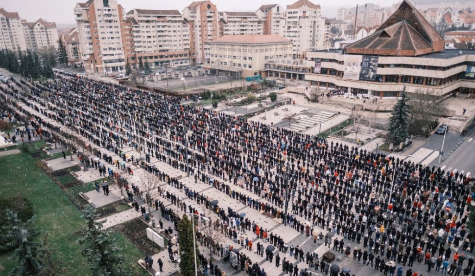Imagini impresionante în Miercurea Ciuc | Mii de oameni au participat la tradiţia de Paşte