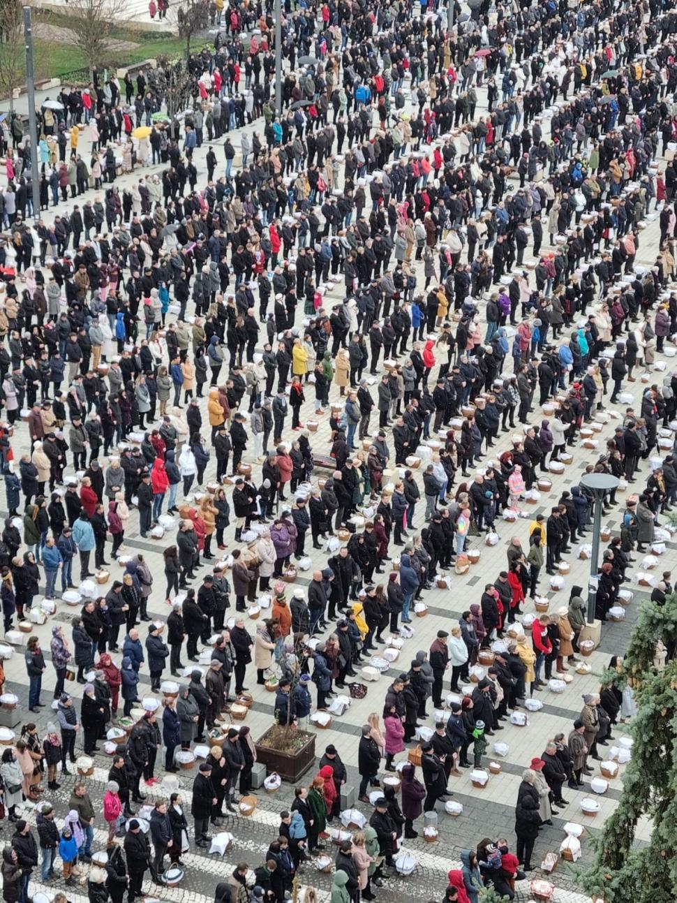Imagini impresionante în Miercurea Ciuc | Mii de oameni au participat la tradiţia de Paşte 762460