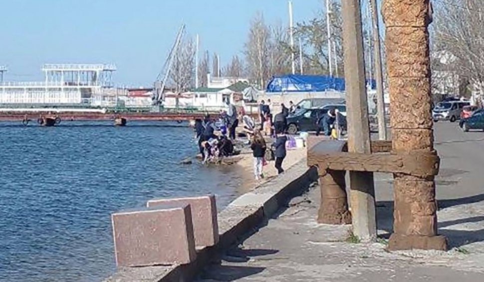 Oamenii din Nikolaiev beau apă din râuri şi izvoare | Oraşul bombardat a rămas fără apă de patru zile