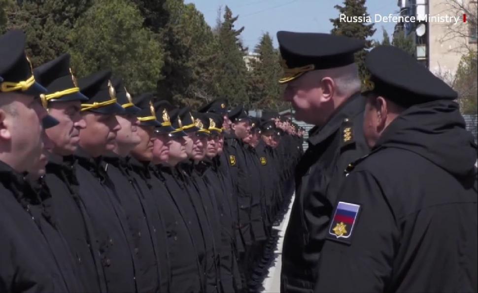 Rușii publică primele imagini cu echipajul de pe "Moskva" după scufundarea navei 762450