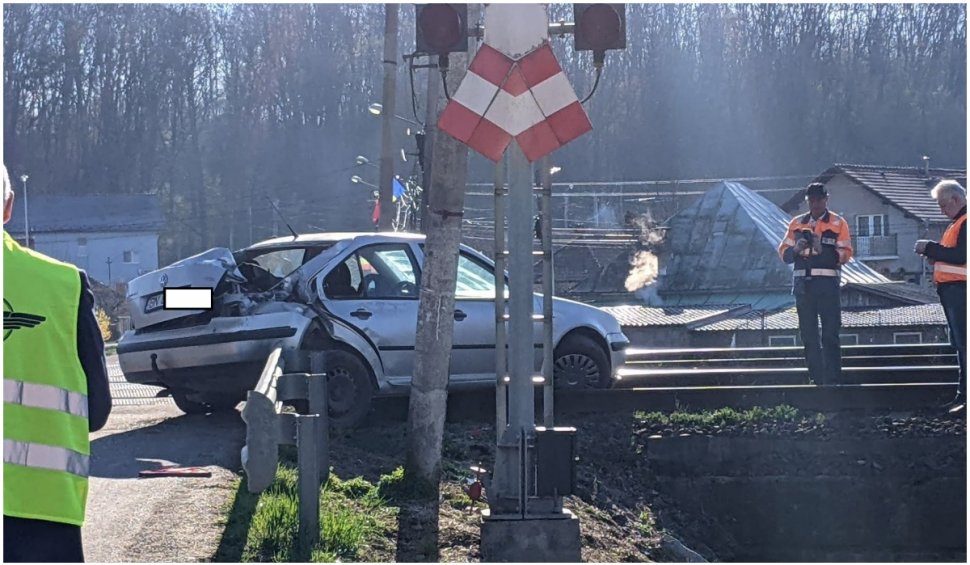 Miracol în Săptămâna Patimilor, la Bistriţa: Un tânăr a scăpat cu viaţă după ce mașina i-a fost lovită de tren