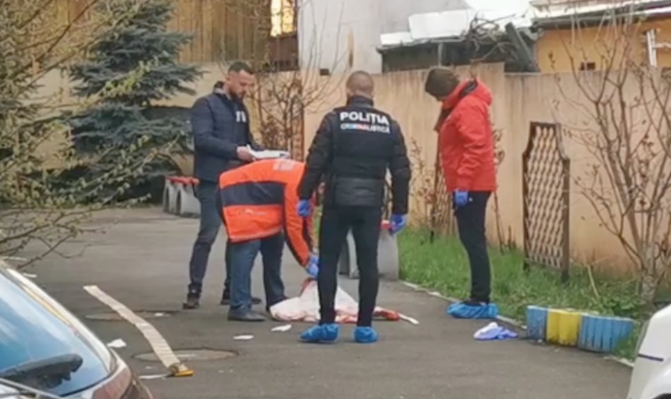 Un bărbat și-a înjunghiat soția, în fața unei grădinițe din Brașov. Femeia este în stare gravă