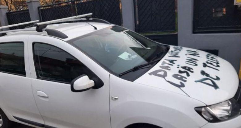 Mesajul scris de un clujean pe maşină celui care i-a blocat accesul în curte 762712