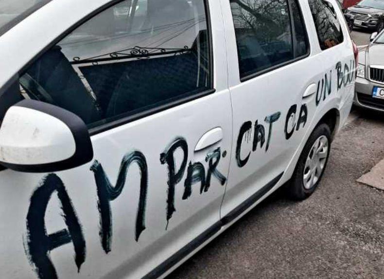 Mesajul scris de un clujean pe maşină celui care i-a blocat accesul în curte 762714