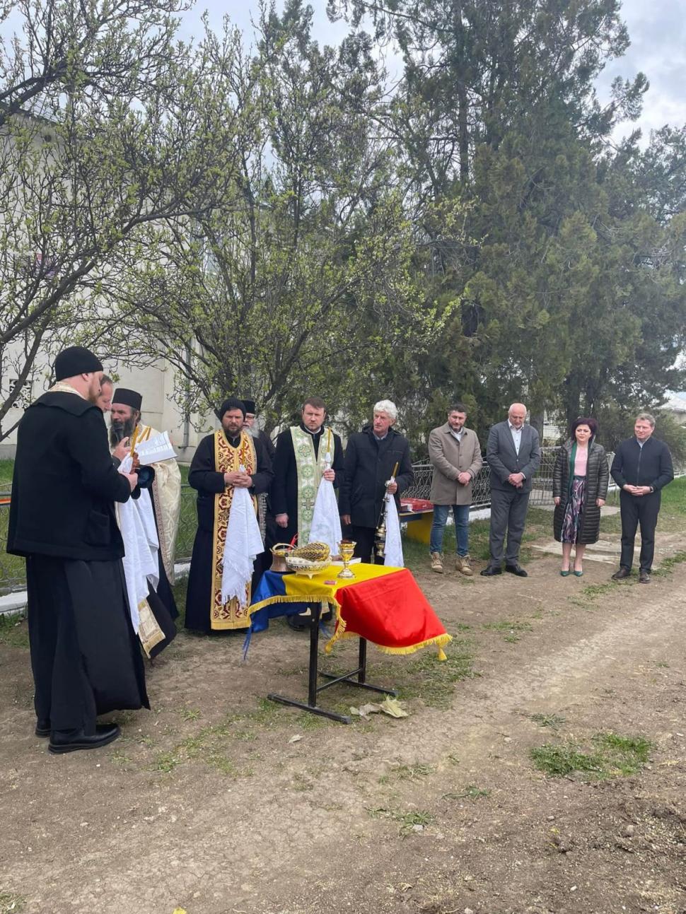 Contor de gaze, sfințit de preoți şi inaugurat cu panglică tăiată, pâine și sare, în Botoșani 762791
