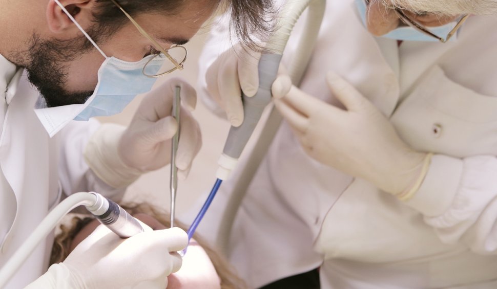 Un dentist a scăpat o șurubelniță în gâtul unei paciente în timp ce o trata, în Italia. Reacţia femeii