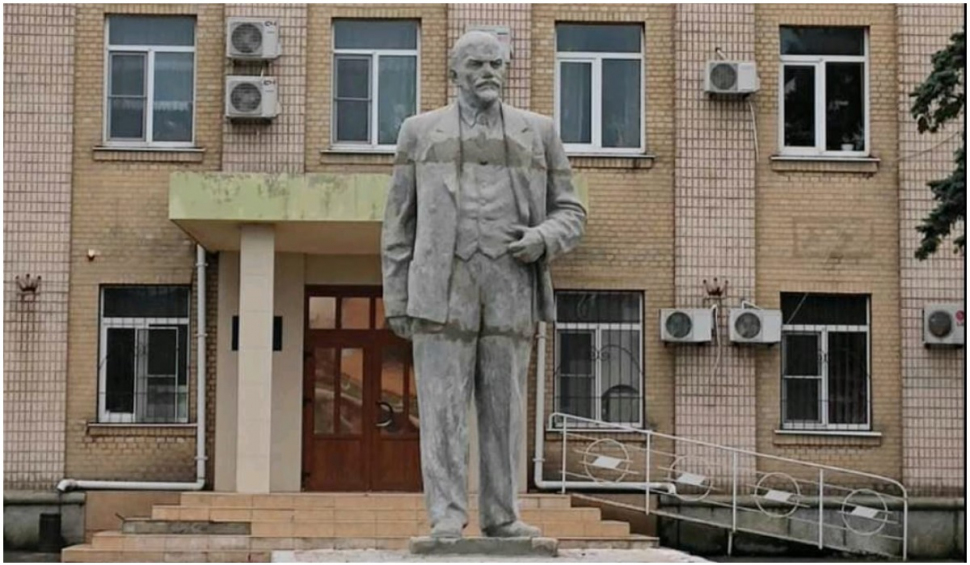 Statuia lui Lenin, instalată într-un oraș ucrainean ocupat de ruși de lângă Crimeea