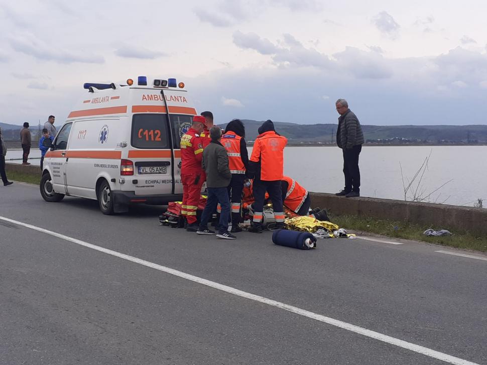 Accident grav în judeţul Vâlcea! Un tânăr de 20 de ani şi-a pierdut viaţa, după ce maşina în care se afla a căzut în lacul Băbeni 763101
