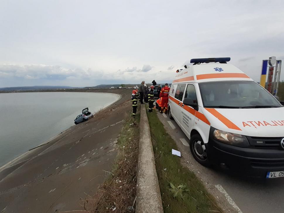 Accident grav în judeţul Vâlcea! Un tânăr de 20 de ani şi-a pierdut viaţa, după ce maşina în care se afla a căzut în lacul Băbeni 763102