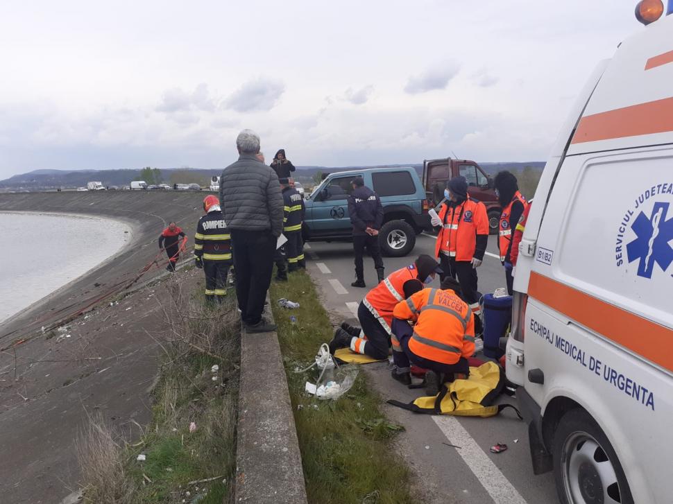 Accident grav în judeţul Vâlcea! Un tânăr de 20 de ani şi-a pierdut viaţa, după ce maşina în care se afla a căzut în lacul Băbeni 763104