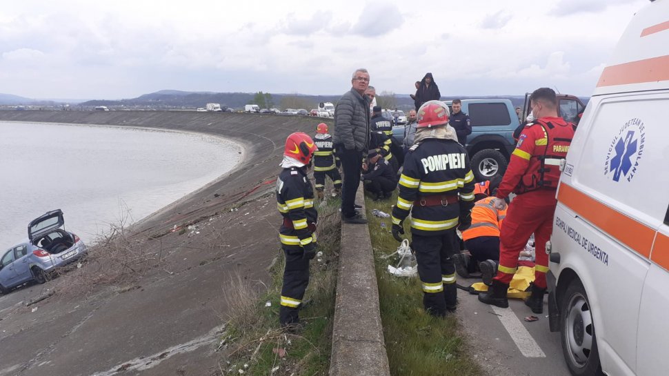 Accident grav în judeţul Vâlcea! Un tânăr de 20 de ani şi-a pierdut viaţa, după ce maşina în care se afla a căzut în lacul Băbeni