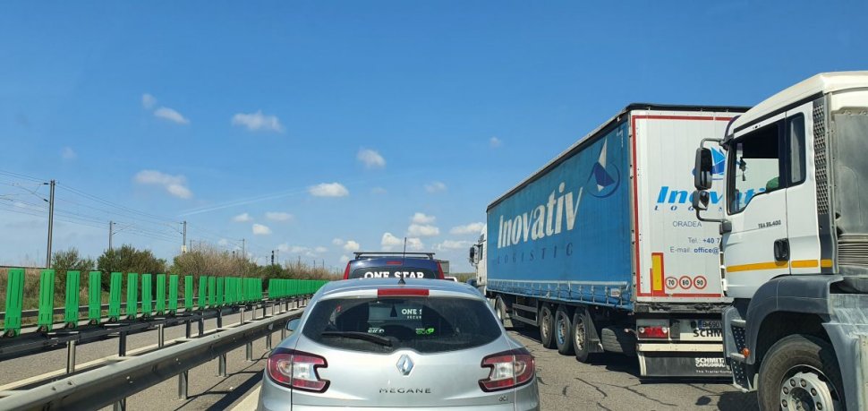 Coadă de 10 kilometri pe Autostrada A2 București - Constanța. Traficul se desfășoară pe o singură bandă