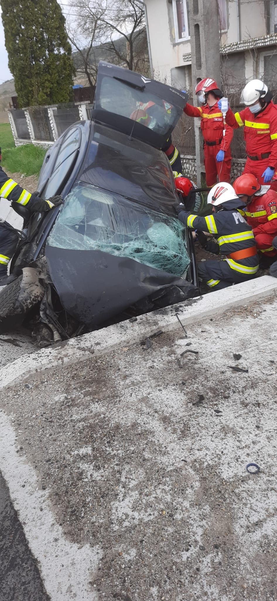 Accident grav în judeţul Mureş! Un şofer a intrat într-un cap de pod, în localitatea Cerghid 763335