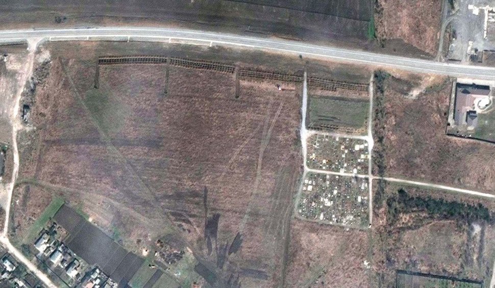 Gropi comune masive, de peste 80 de metri lungime fiecare, în apropiere de Mariupol | Ce spune analiza imaginilor din satelit