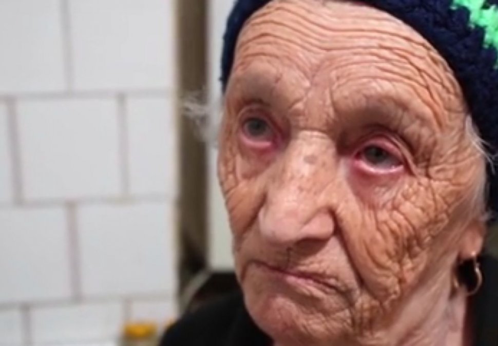 Interviu emoţionant cu doamna Lenuţa, pensionara de 82 de ani care renunţă la medicamente, doar ca să-și poată plăti facturile la gaze și curent. "Zi şi noapte stau şi plâng"