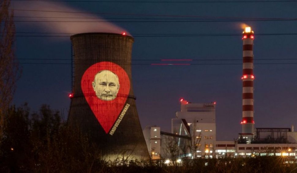Protest la rafinăria Lukoil din Ploieşti | Vladimir Putin şi mesaje anti-război, proiectate pe turnul rafinăriei