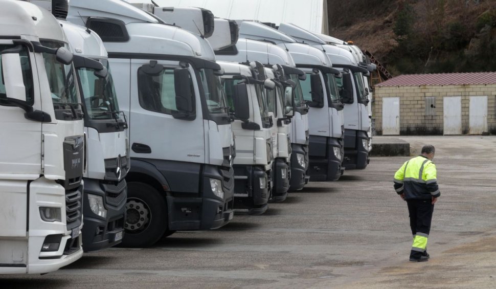 Doi şoferi români de TIR, soţ şi soţie, au vândut roţile de rezervă ale camionului: "Ăştia chiar sunt de pe altă planetă"