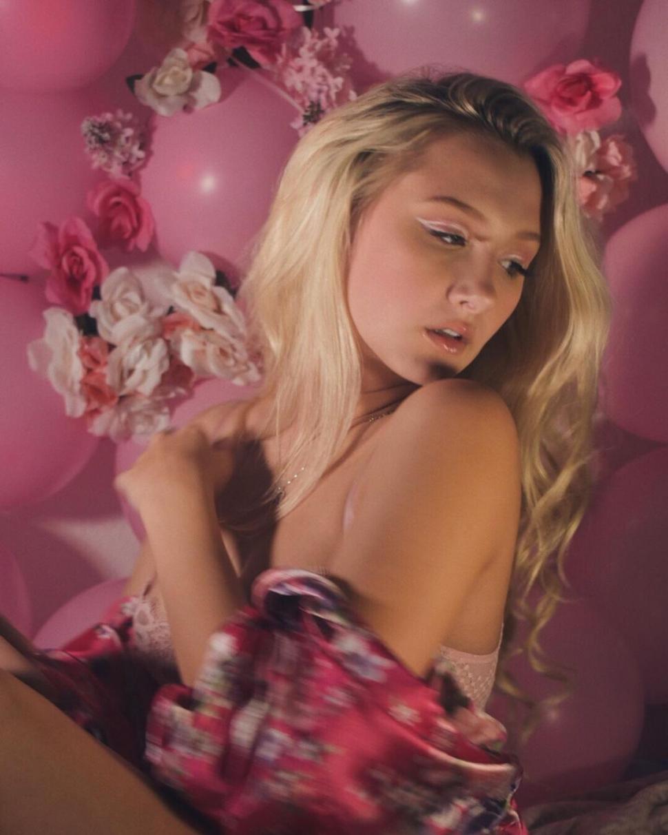 O chelneriţă în bikini face 800 de dolari pe zi din bacşiş: "Mi-au plătit chiar şi chiria" 763458