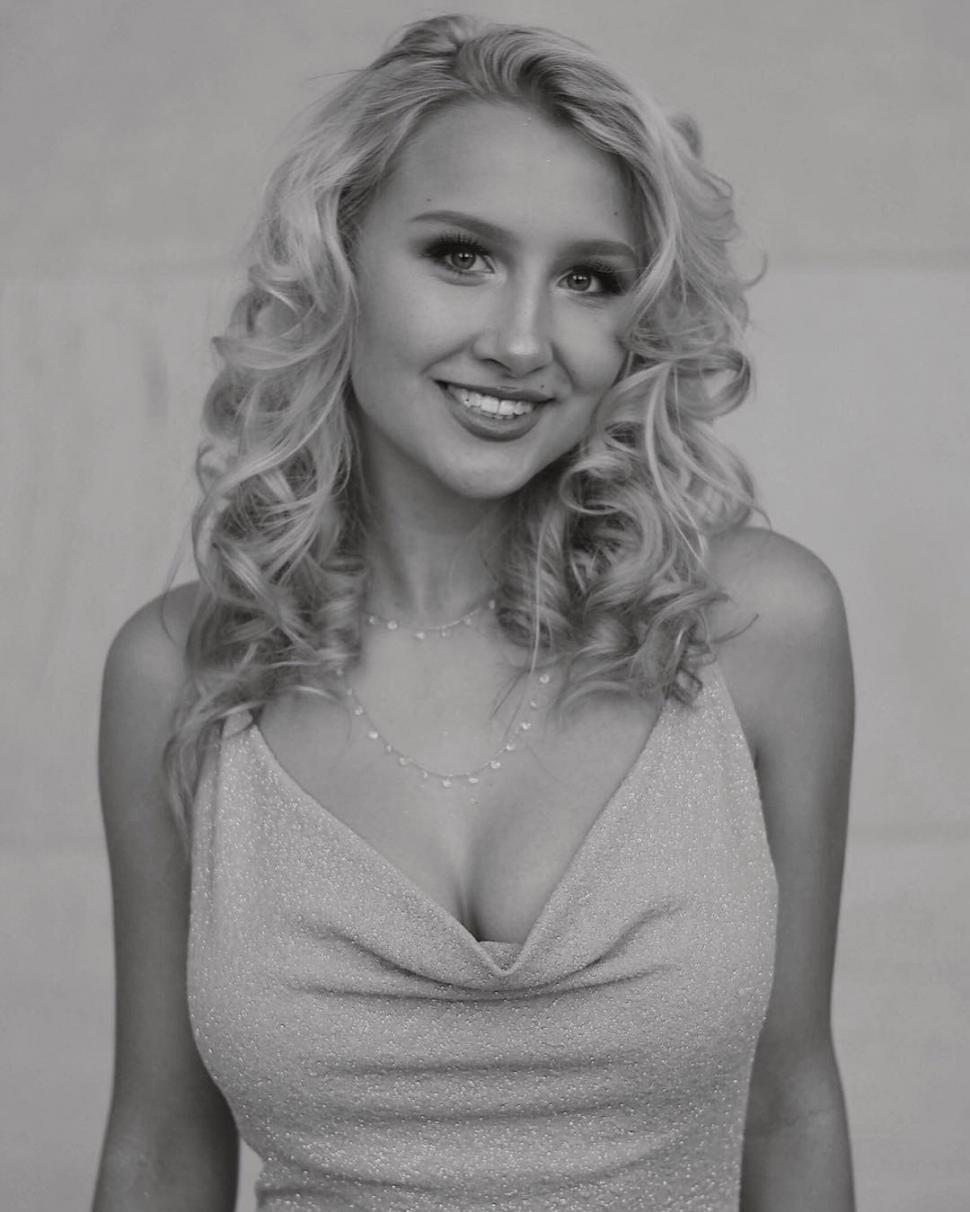 O chelneriţă în bikini face 800 de dolari pe zi din bacşiş: "Mi-au plătit chiar şi chiria" 763460