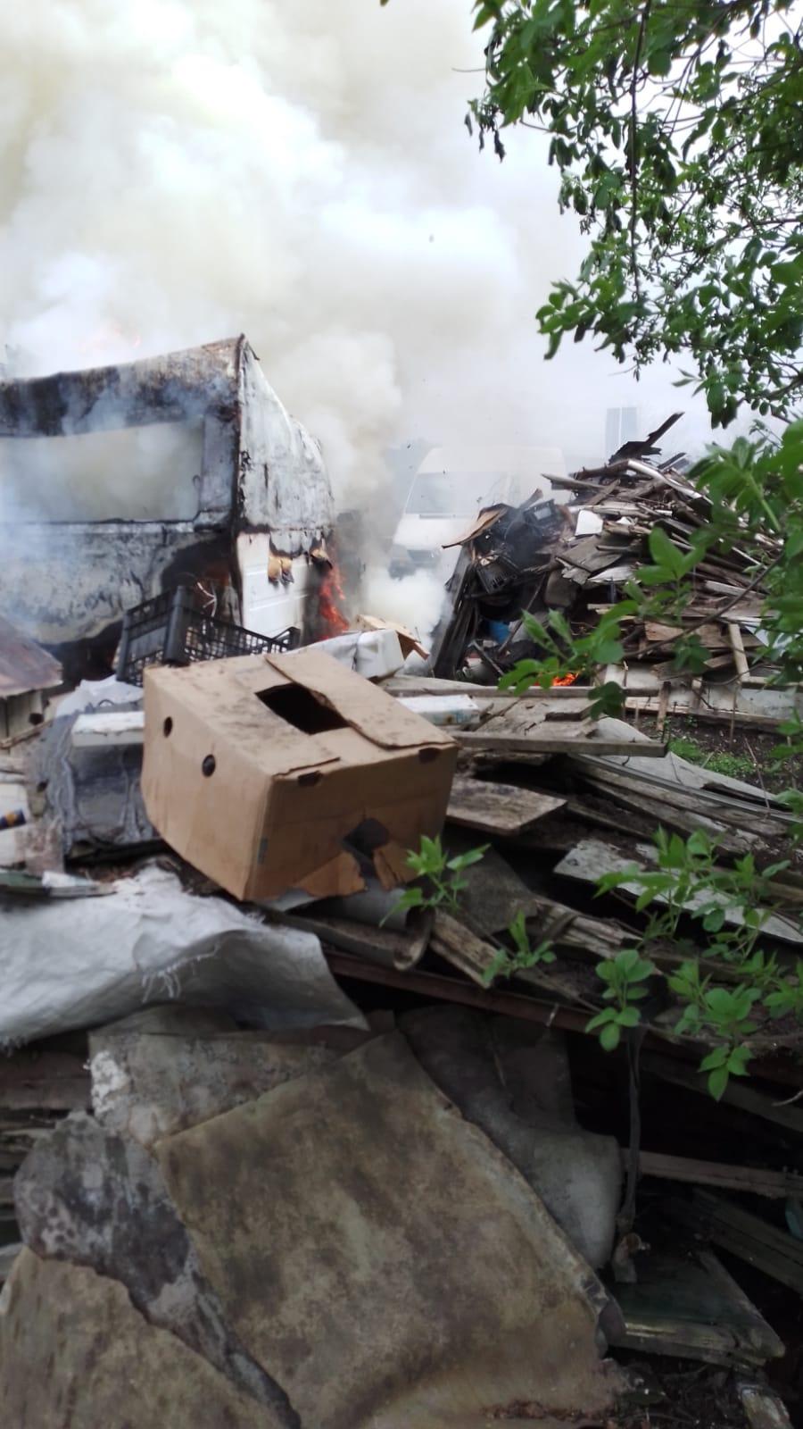 O femeie a fost găsită carbonizată într-o rulotă, în Râmnicu Vâlcea 763691