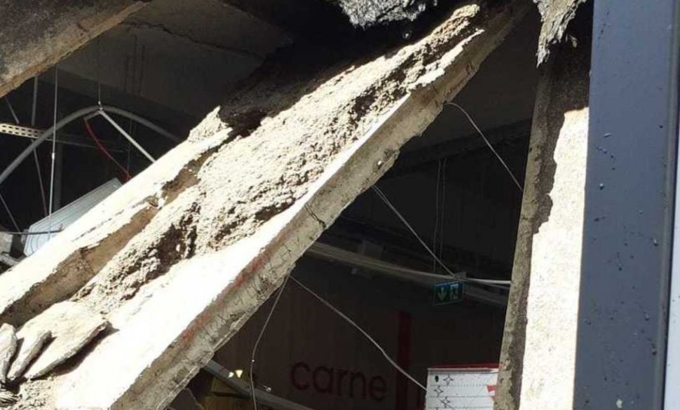 Tavanul unui supermarket din Turda s-a prăbuşit. Înăuntru se aflau cinci persoane