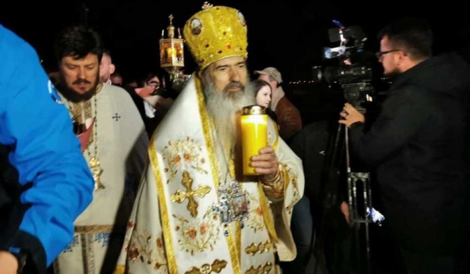 ÎPS Teodosie, Arhiepiscopul Tomisului, a adus Lumina Sfântă cu barca, de pe mare