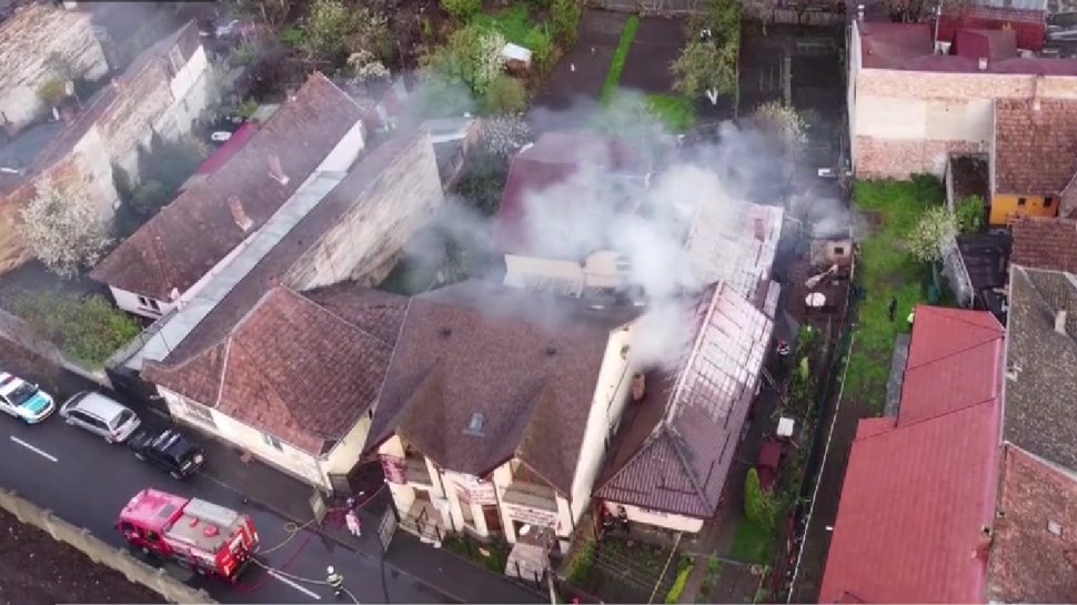 Incendiu de proporţii la Târgu Mureş! Flăcările au cuprins două case și un laborator de analize medicale