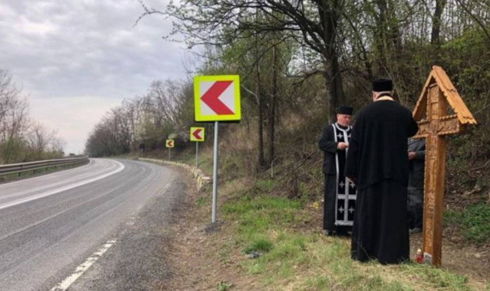 Doi preoţi din Bacău au pus o cruce în "curba morţii" ca să-i ferească pe şoferi de accidente