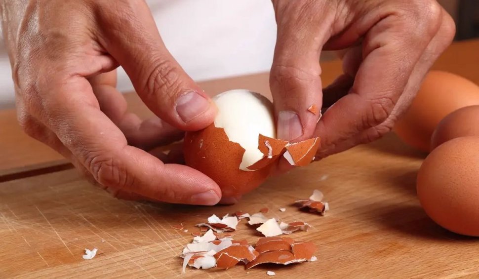 Trucul care te ajută să decojești rapid ouăle fierte. Dan Vodnar: ”Astfel, coaja se va desprinde ușor de albuș”