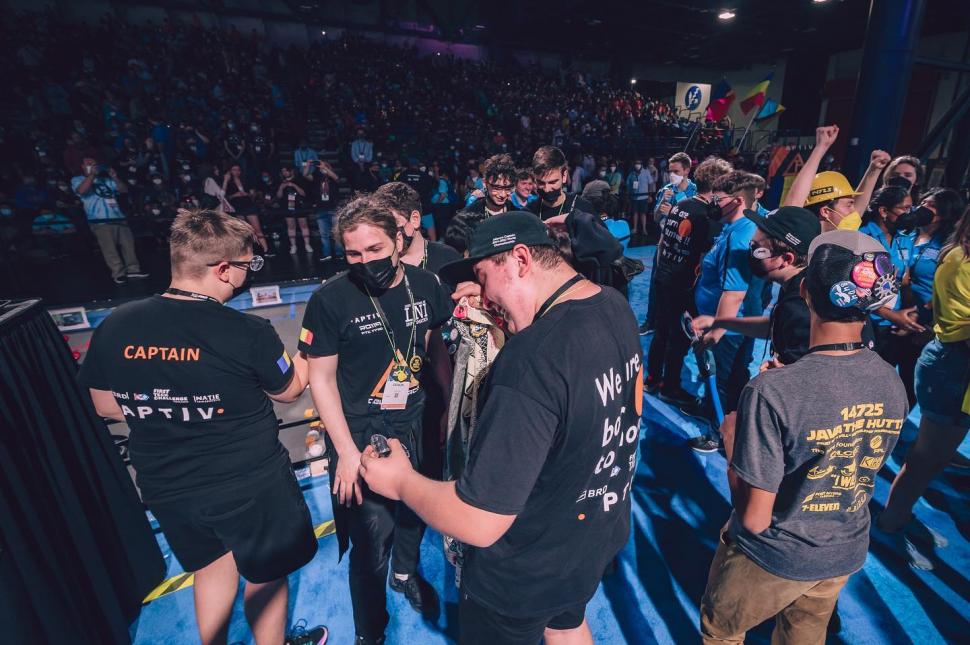 Campionatul Mondial de Robotică din Houston, câștigat de o echipă românească: ”Suntem mândri că am putut aduce victorie Aradului, României” 764138