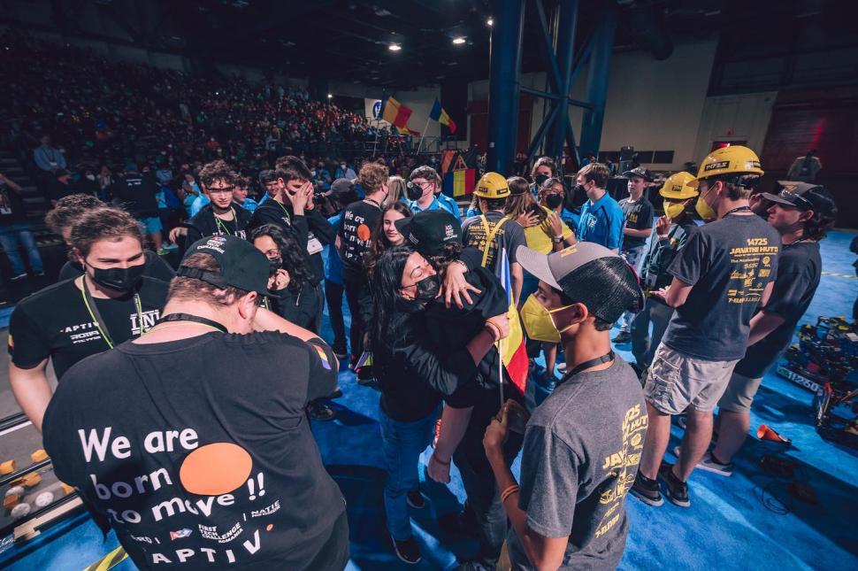 Campionatul Mondial de Robotică din Houston, câștigat de o echipă românească: ”Suntem mândri că am putut aduce victorie Aradului, României” 764140