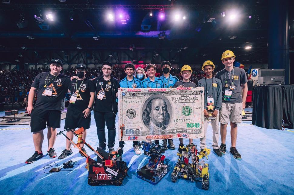 Campionatul Mondial de Robotică din Houston, câștigat de o echipă românească: ”Suntem mândri că am putut aduce victorie Aradului, României” 764142