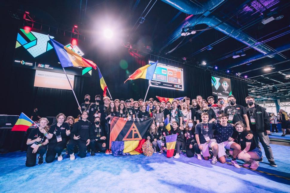 Campionatul Mondial de Robotică din Houston, câștigat de o echipă românească: ”Suntem mândri că am putut aduce victorie Aradului, României” 764143