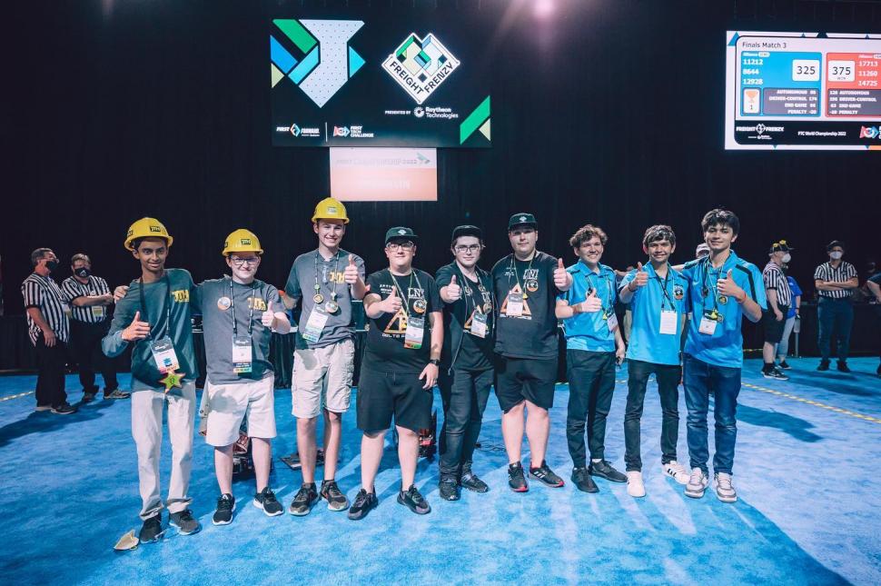 Campionatul Mondial de Robotică din Houston, câștigat de o echipă românească: ”Suntem mândri că am putut aduce victorie Aradului, României” 764144