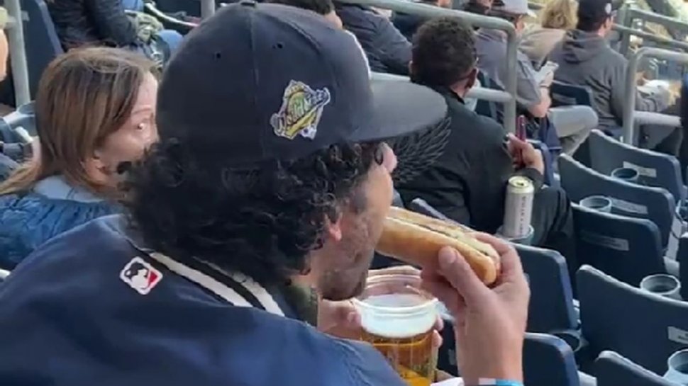 A mers la meci cu un hot dog și o bere și a devenit viral: ”Arestați-l!” Clipul a strâns peste 4 milioane de vizualizări