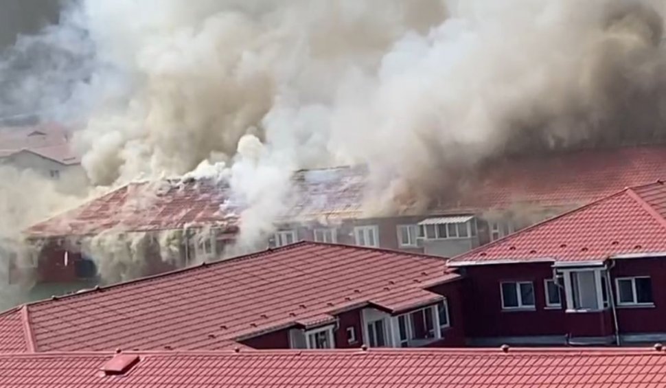 Incendiu uriaş într-un bloc din Râmnicu Vâlcea, în cartierul Ostroveni