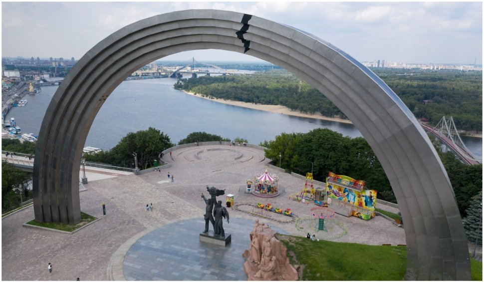 Monumentul prieteniei dintre Rusia și Ucraina de la Kiev, dărâmat de autorități