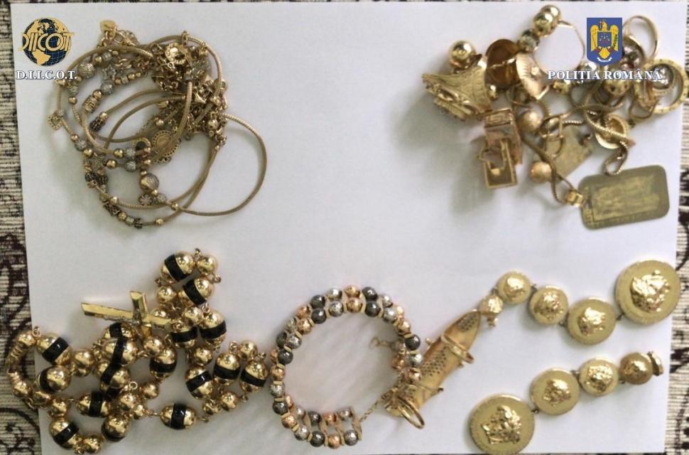 12 români, siliți să muncească câte 16 ore pe zi, timp de patru ani, în Anglia, de un grup infracțional din Iași 764399