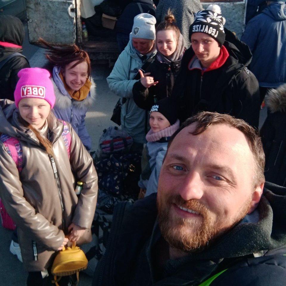 Bărbatul care a salvat 200 de ucraineni din Mariupol cu duba sa veche: ”Cel mai rău era când se făcea liniște” 764315