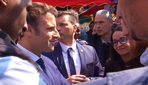 Președintele francez Emmanuel Macron, atacat cu roșii și protejat de agenți cu o umbrelă neagră 764327