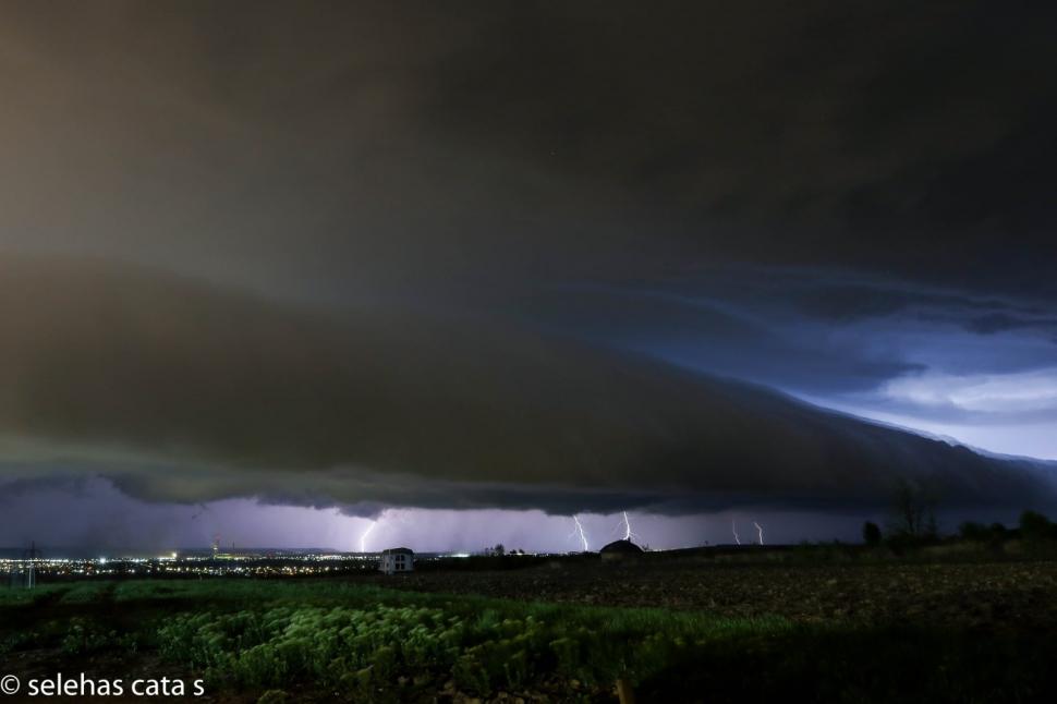 Fenomen meteo surprins la Craiova. Imagini spectaculoase din timpul unei furtuni 764498