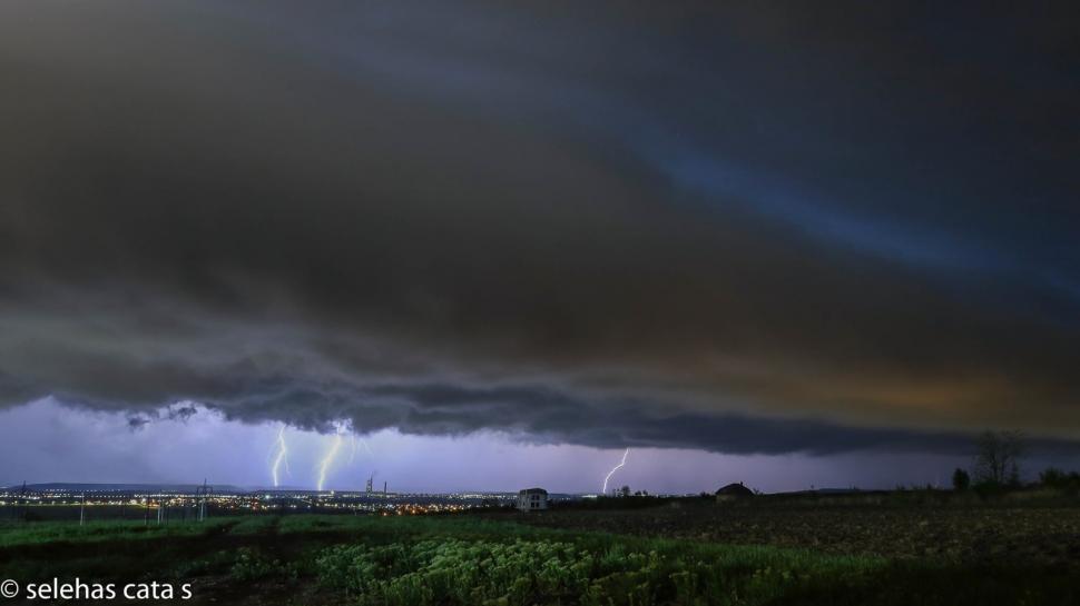 Fenomen meteo surprins la Craiova. Imagini spectaculoase din timpul unei furtuni 764500