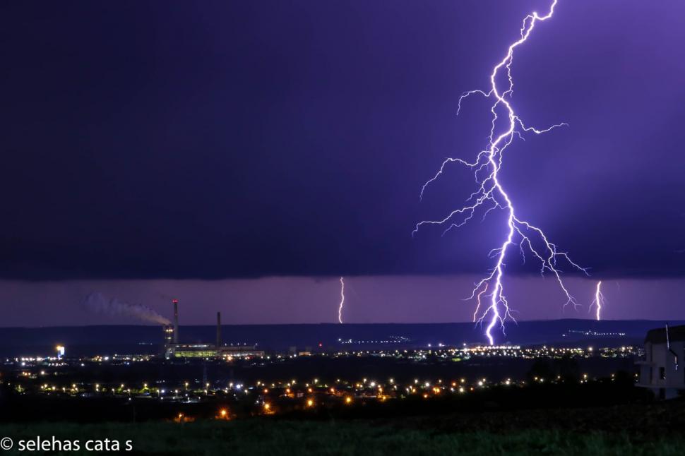 Fenomen meteo surprins la Craiova. Imagini spectaculoase din timpul unei furtuni 764501