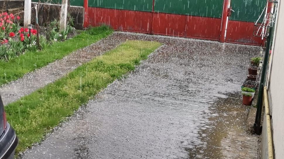 Fenomene meteo extreme în întreaga ţară: Ploi torenţiale, grindină, ninsoare şi frig | Care sunt zonele cele mai afectate 764615