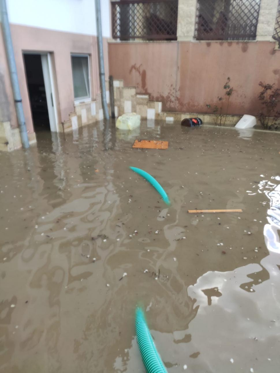 Fenomene meteo extreme în întreaga ţară: Ploi torenţiale, grindină, ninsoare şi frig | Care sunt zonele cele mai afectate 764616