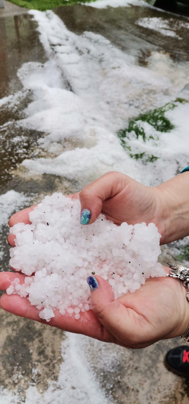 Fenomene meteo extreme în întreaga ţară: Ploi torenţiale, grindină, ninsoare şi frig | Care sunt zonele cele mai afectate 764617